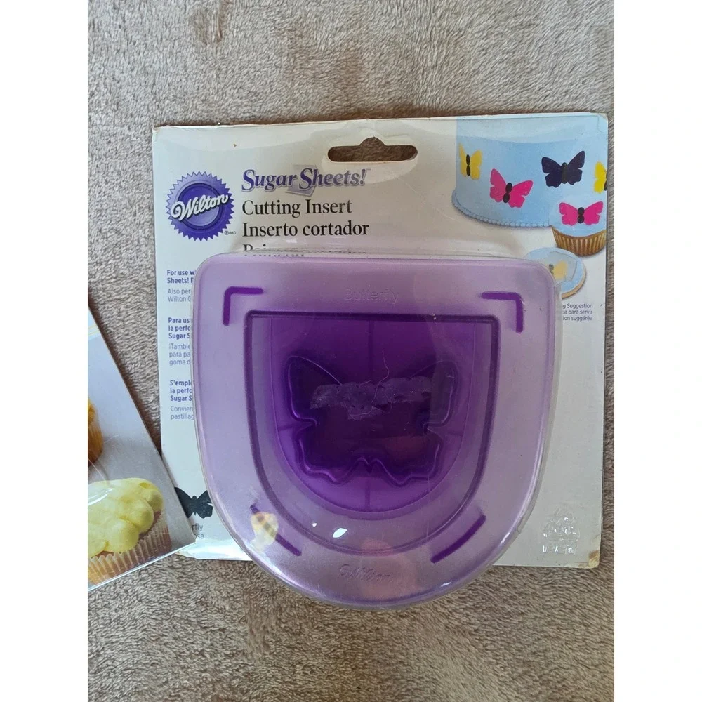 Wilton #1A Round Piping Tip and Sugar Sheets Butterfly Cutting Insert Set
